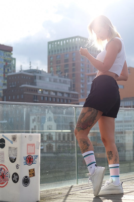 KYU.ONE: Frau mit Tennissocken