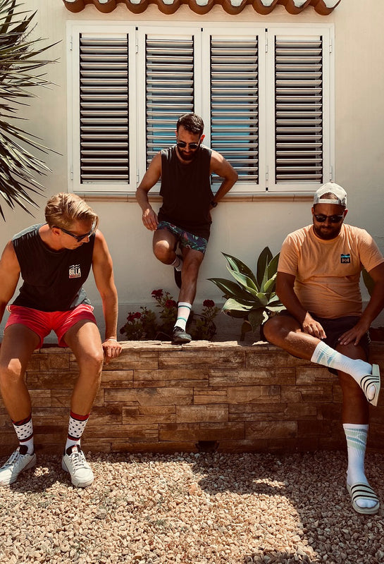 KYU.ONE: Gruppe Männer mit Tennissocken